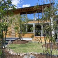 雑木の庭と自然素材の家